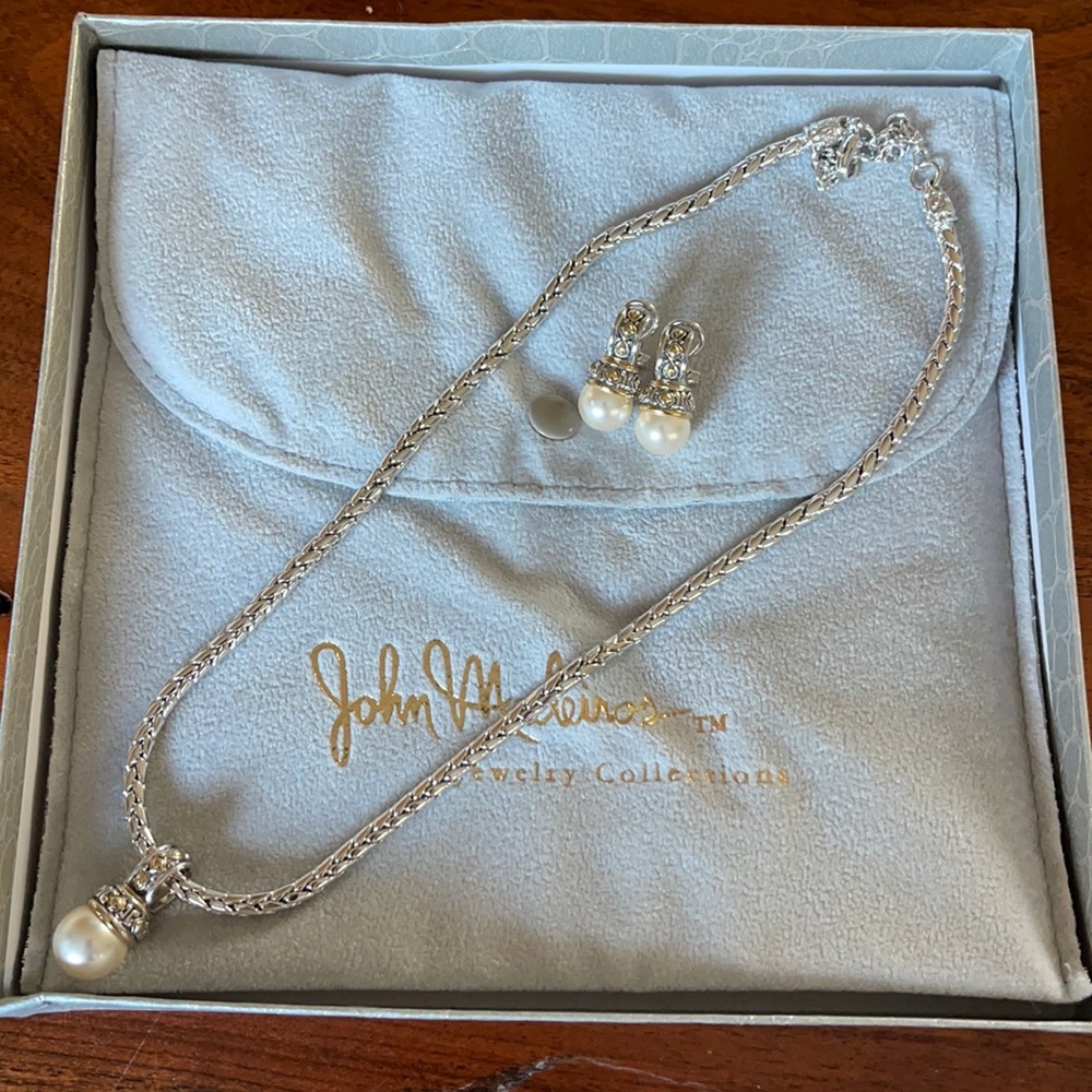 John Medeiros fine jewelry pearl necklace & earrings set.